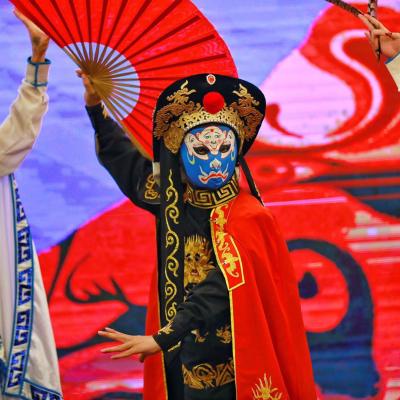 成都，變臉吐火，長嘴壺功夫茶藝，川劇滾燈，水袖，俏花旦，長稠，刀馬旦，四川清音，折子戲，雜技，