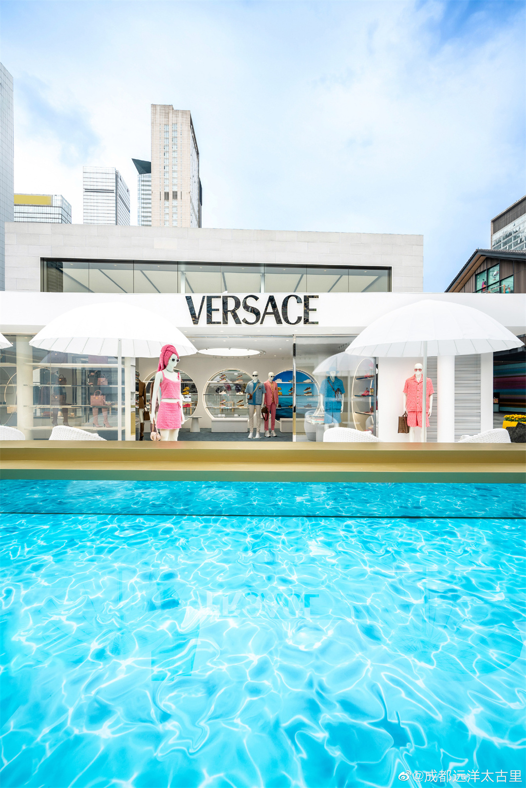 創(chuàng)意快閃 | VERSACE“La Vacanza”夏日度假系列限時(shí)精品店，登陸成都遠(yuǎn)洋太古里